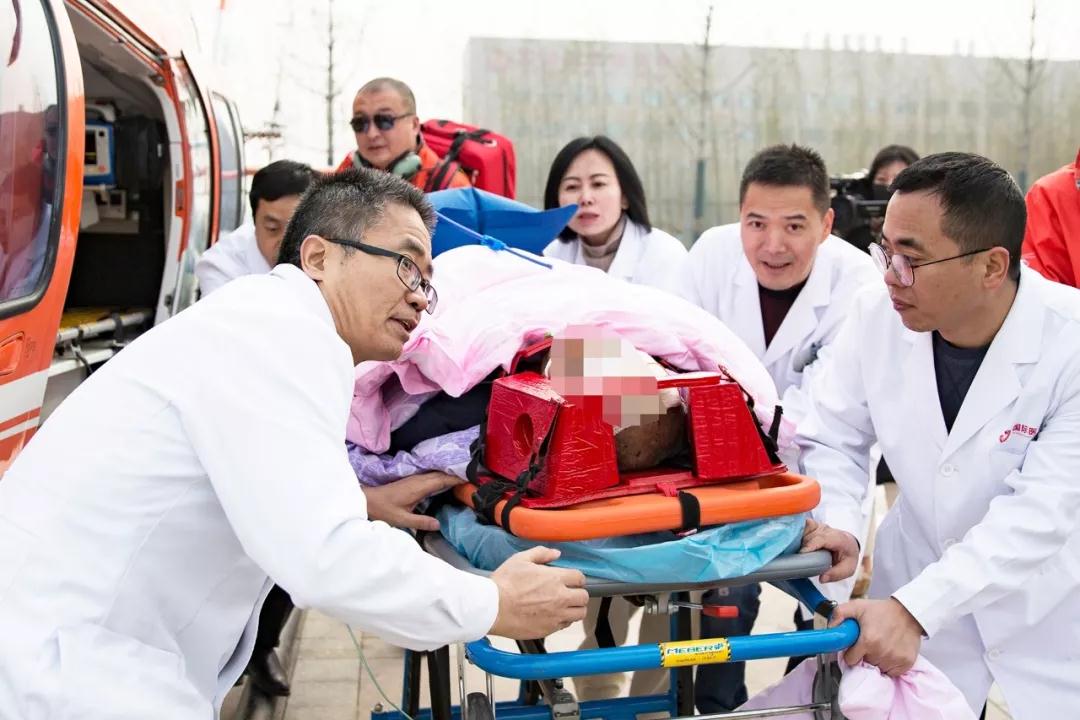 西安晚報(bào)報(bào)道—1小時(shí)！直升機(jī)跨省救援65歲患者