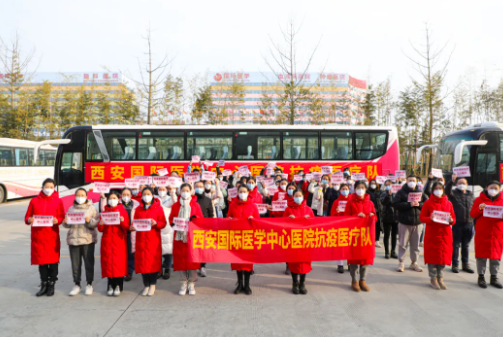 又有 300 余名醫(yī)護人員逆行出征，奔赴核酸采樣點