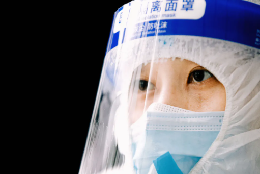 你穿防護服的樣子，真好看！