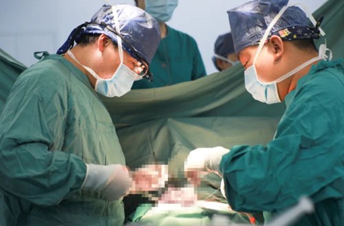 復(fù)診首日，市民排隊(duì)掃碼，有序就診……