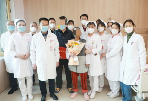 215天守護(hù)，2000多頁(yè)病例， 這位女士終見彩虹