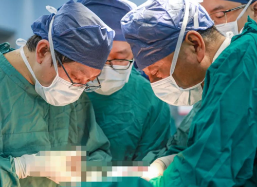 挑戰(zhàn)胸外領(lǐng)域“珠峰”！他為71歲老人摘除胸內(nèi)巨大罕見腫瘤