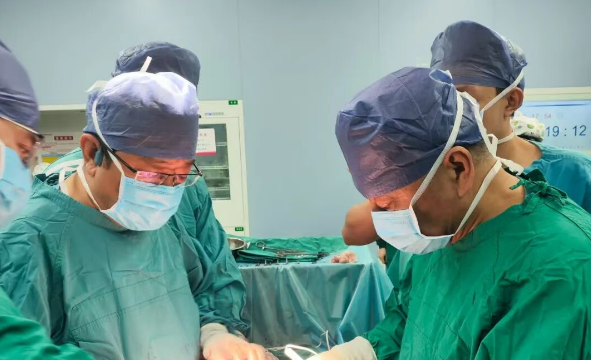 15cm巨瘤纏死主動(dòng)脈，醫(yī)生11小時(shí)“換血”拆彈：這是在豆腐上繡花