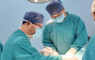 1/4顱骨被切，頭皮只剩1/3厚！76歲老人重塑“天靈蓋”…